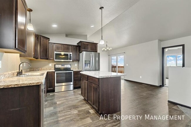 Building Photo - 513 Pride Ct
