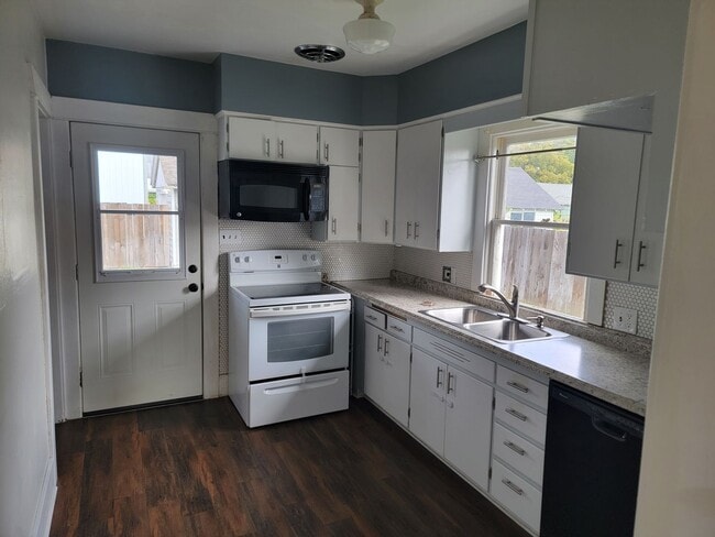 Foto del edificio - Beautiful 4-Bedroom Home In The Garland Di...