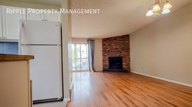 Photo du bâtiment - Modern 3 Beds, 1.5 Baths Main Floor/ Upper...