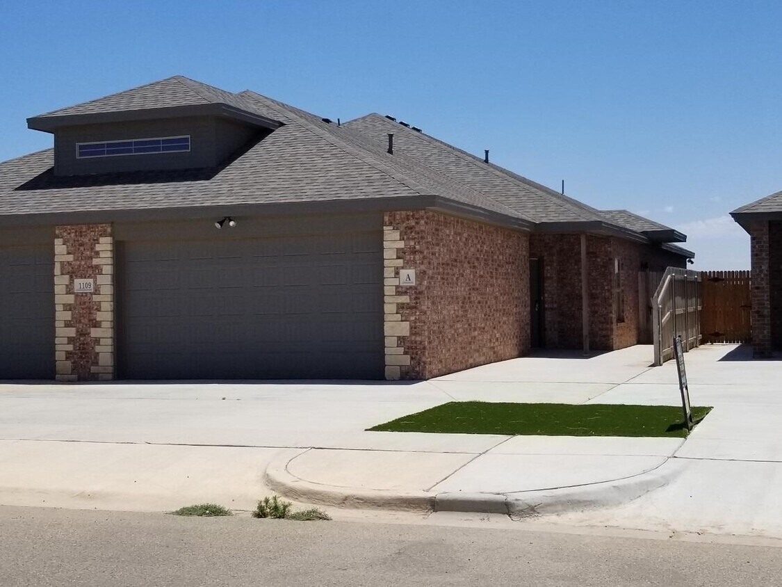 1109 Donald Preston Dr, Wolfforth, TX 79382 Townhome Rentals in