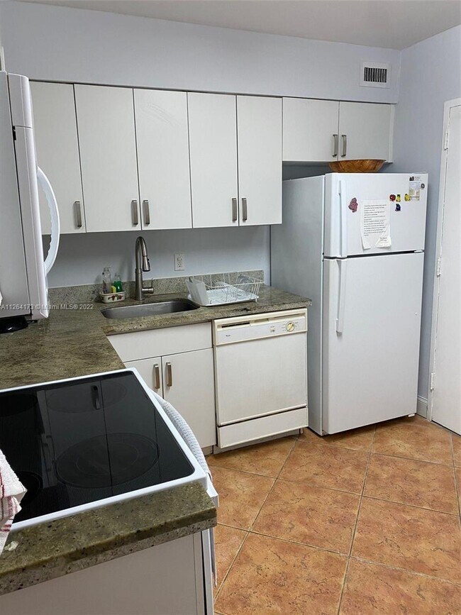 Building Photo - 5151 Collins Ave