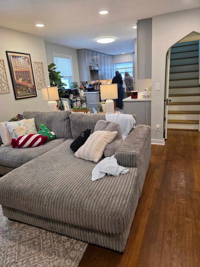 Building Photo - 905 Benton Ave