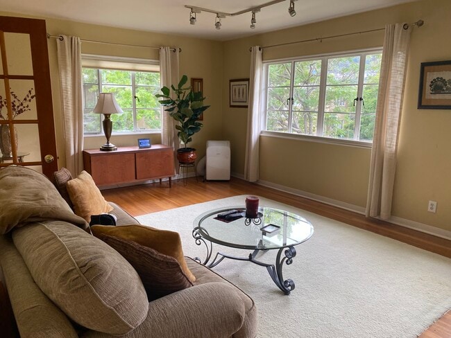 Living Roon - 5458 1/2 Village Grn