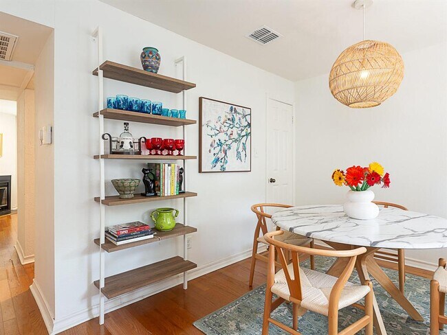 Foto del edificio - 1404 Norwalk Ln