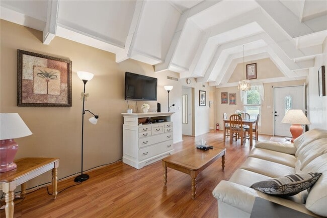 Building Photo - 3821 Club Cir