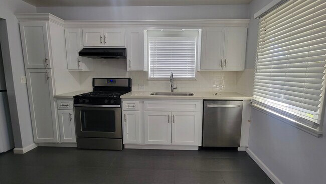 Building Photo - 252 N Canyon Blvd