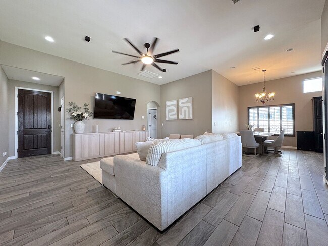 Foto del edificio - East El Paso 4bed/2bath Refrig A/C with Gorgeous Backyard!