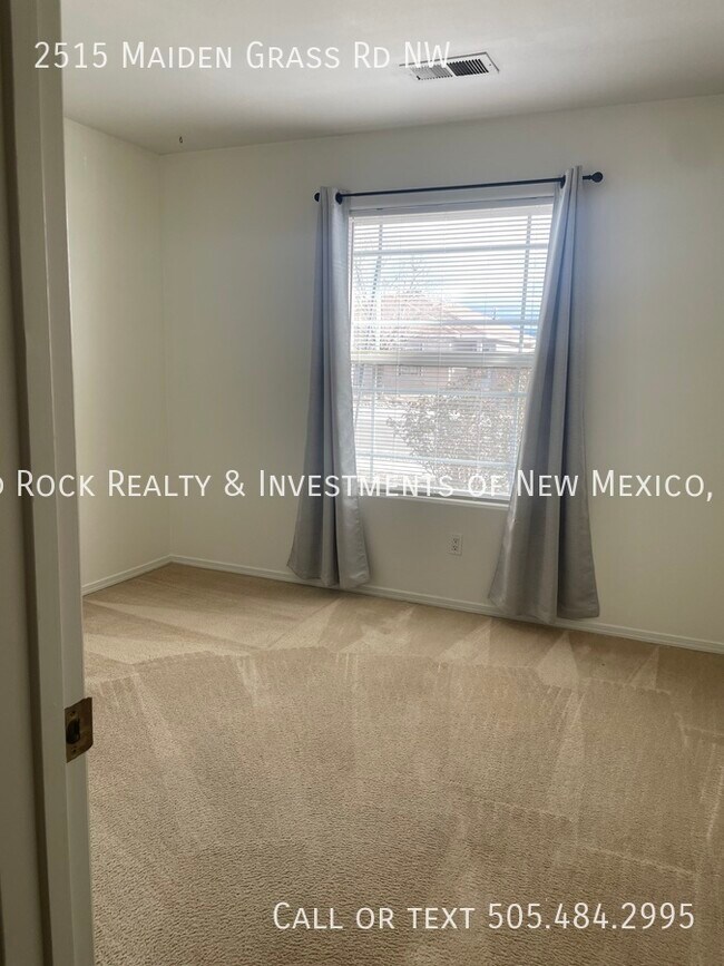 Building Photo - 3 bedroom home available now.