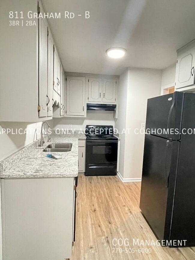 Building Photo - 811 Graham Rd