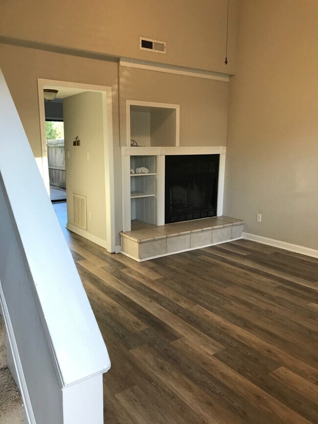 Building Photo - 561 Brookside Ct