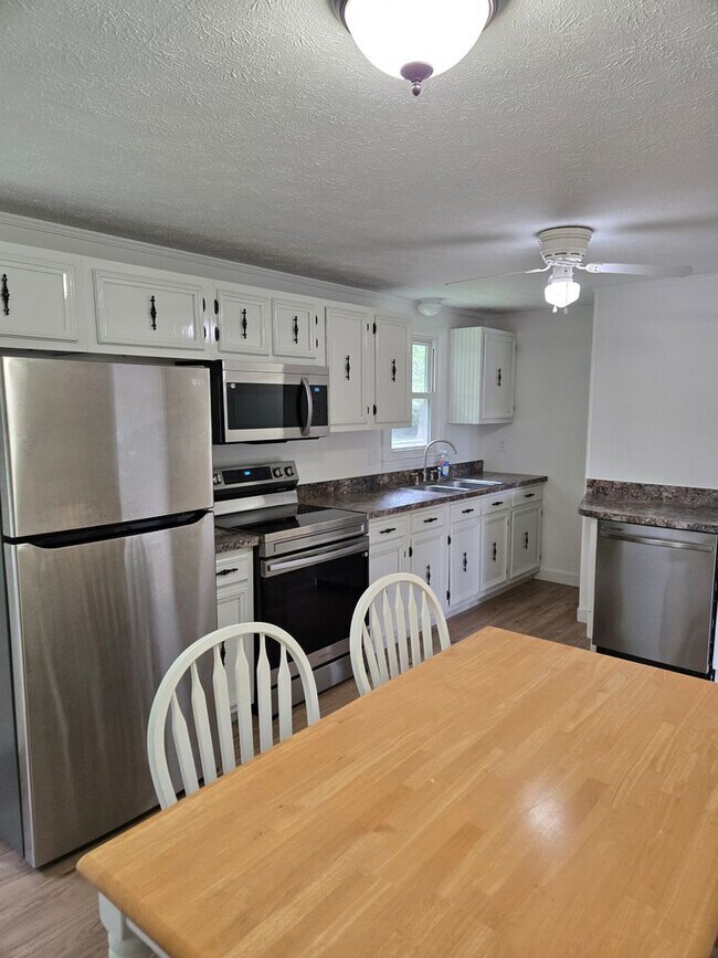 Foto del edificio - Lovely Rambler on large corner lot