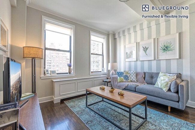Building Photo - 210 W 70th St
