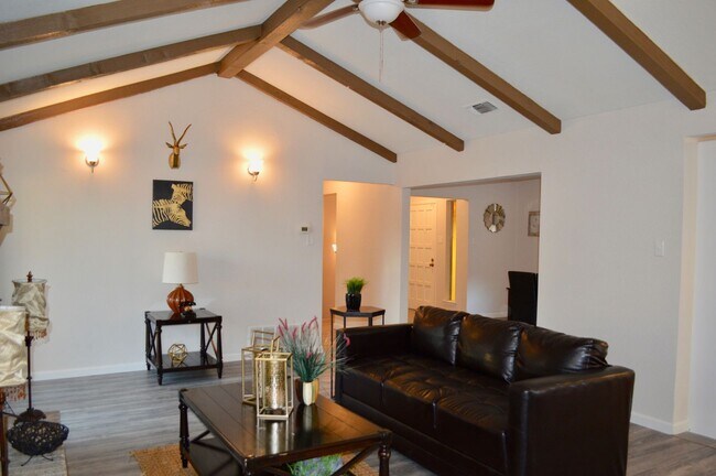 Building Photo - Beautifully remodeled 4 bedroom 2 bath hom...