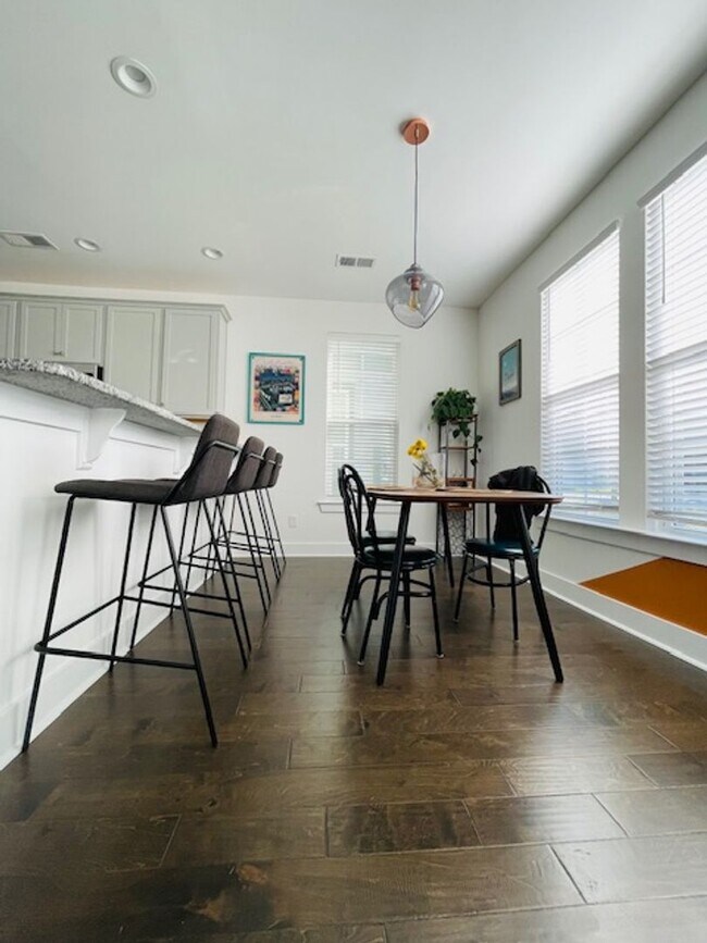 Foto del edificio - 3bd/2ba well-maintained home close to down...