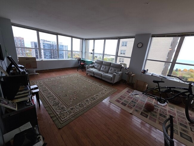 Foto del edificio - 655 W Irving Park Rd