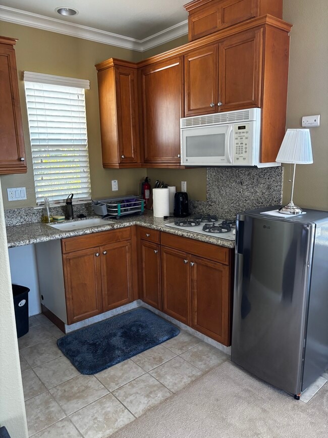 Building Photo - 931 Madrone Ave