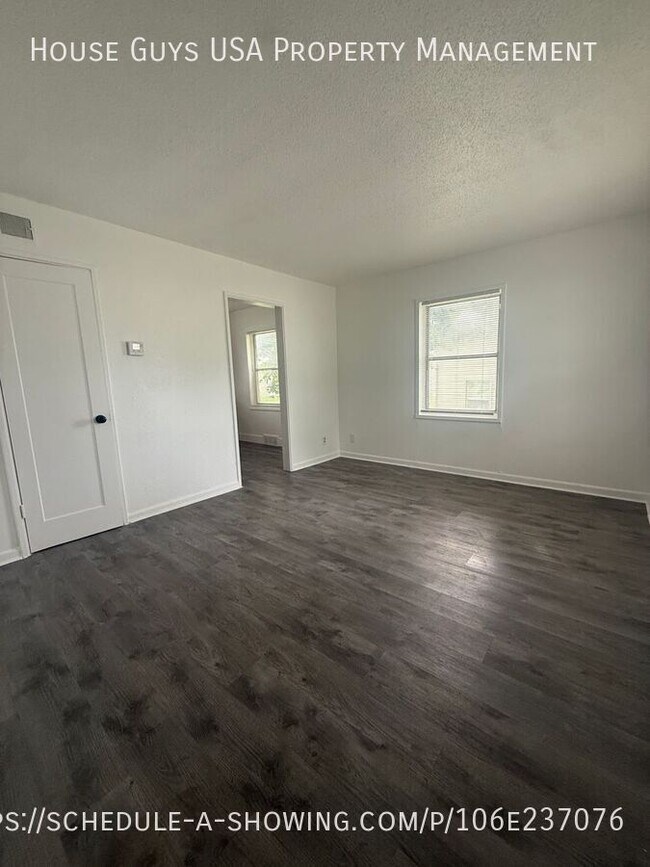 Foto del edificio - 9525 Charlotte St