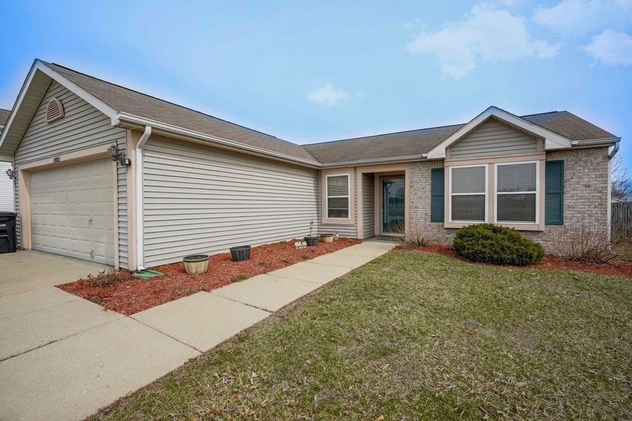 South side 3 Bedroom, 2 Bath Home, w/ 2 car attached garage - South side 3 Bedroom, 2 Bath Home, w/ 2 car attached garage