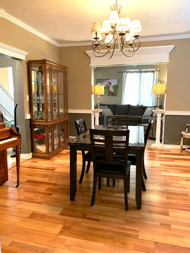 Foto del edificio - Class! This stately 2 story brick home is ...