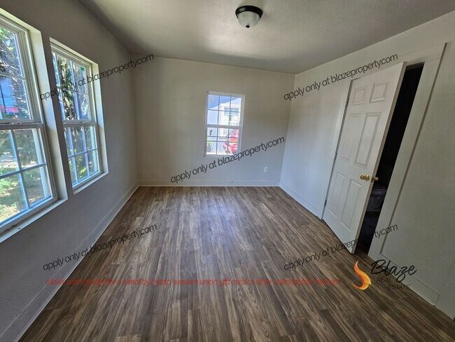 Foto del edificio - COMING SOON ! Charming 2-Bedroom Home ALL ...