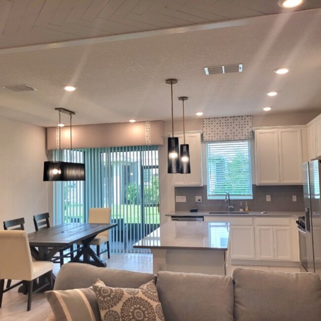 Building Photo - 3bed/2.5 Bths Townhome in Fishhawk. Lots o...