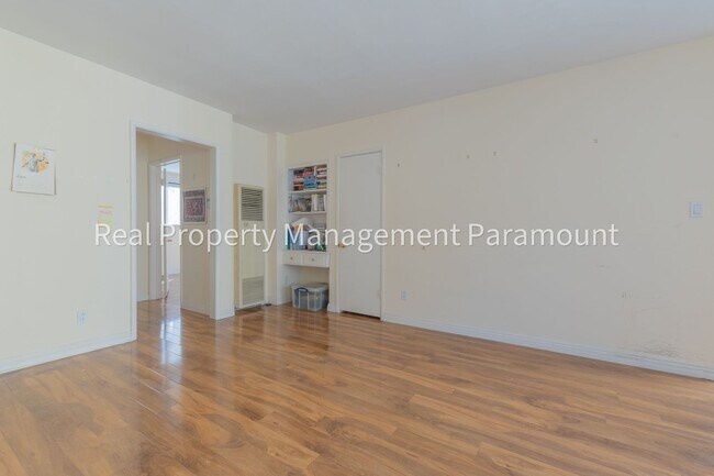 Foto del edificio - 8016 Blackburn Ave