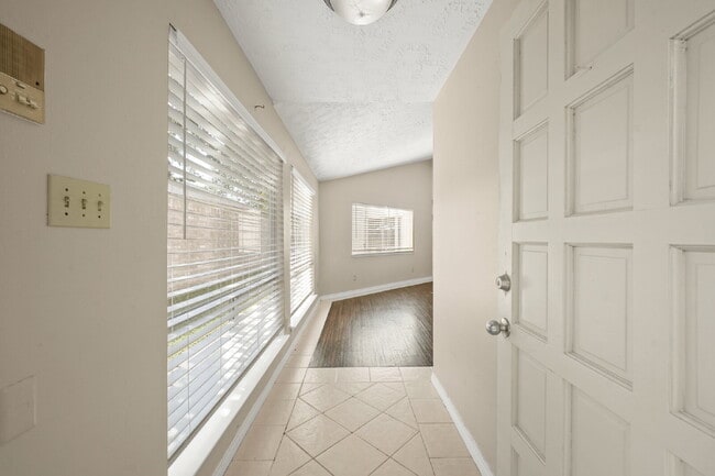 Foto del edificio - 16107 Grassy Creek Dr