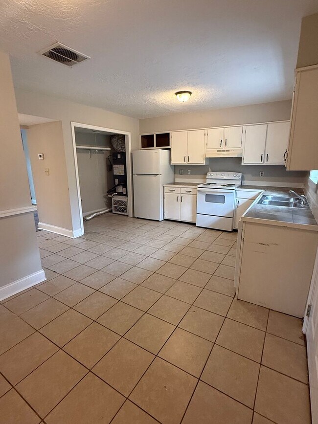 Foto del edificio - 810 Schmitt Rd