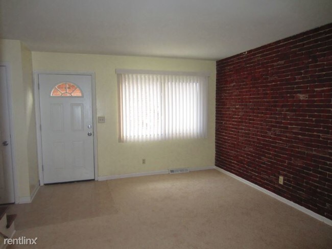 Building Photo - 2 br, 1 bath Townhome - 5625 Ironwood Ct.