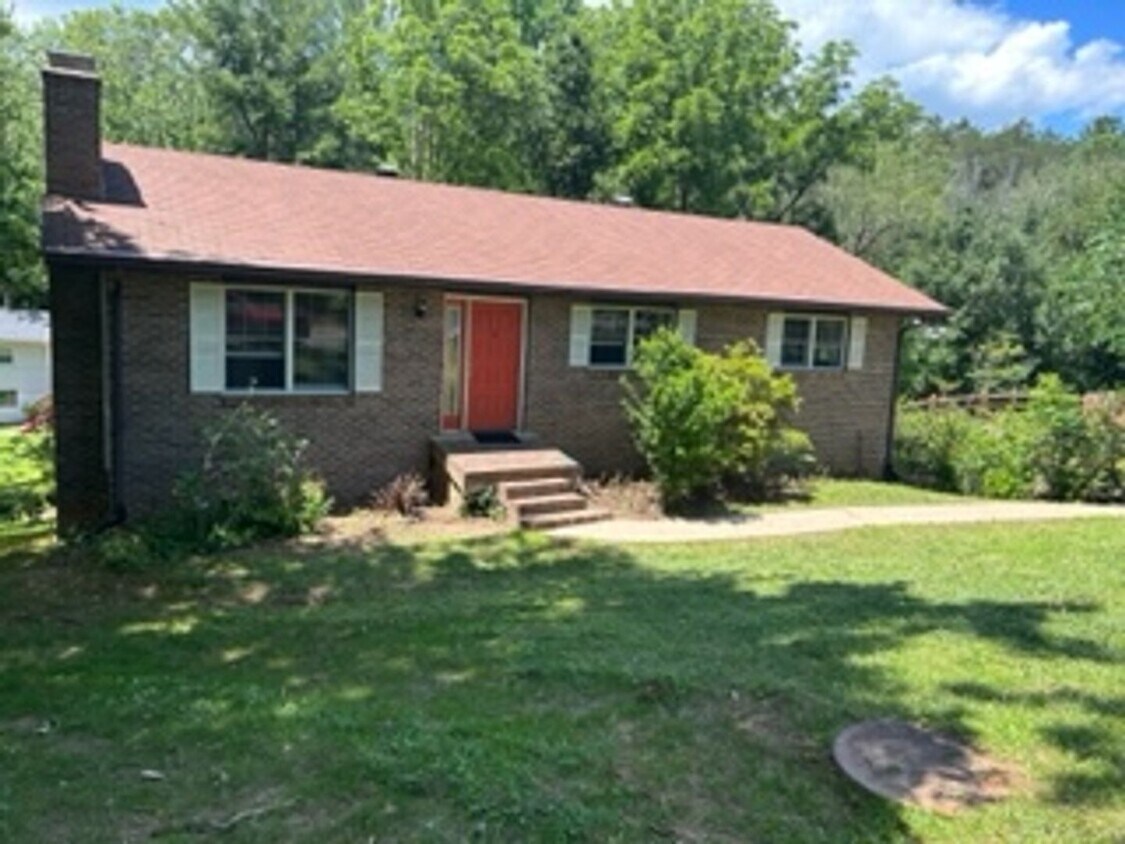 Primary Photo - 3 Bedroom 2 Bathroom home available in Haw...
