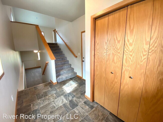 Building Photo - 3 br, 3 bath House - 3216 36th Ave S