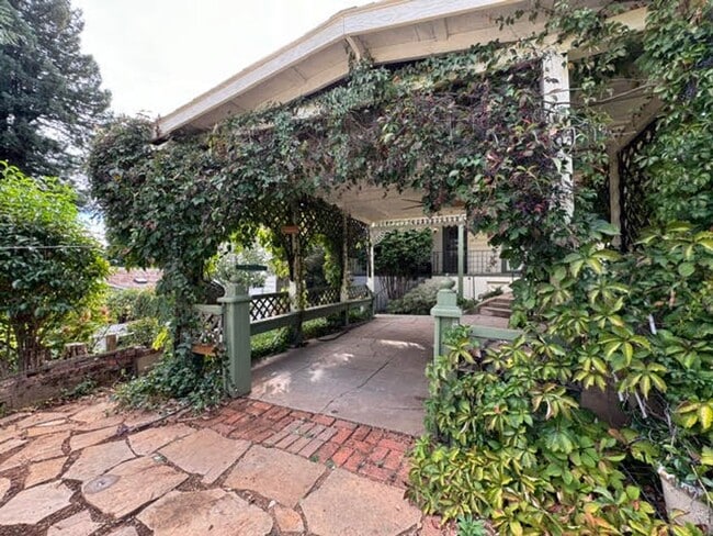 Building Photo - Welcome to this charming 2-bedroom, 2-bath...