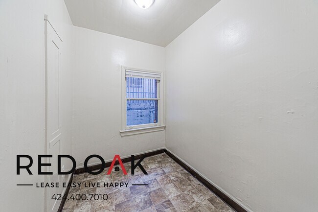 Building Photo - 450 S Kenmore Ave