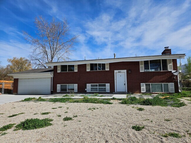 Building Photo - Beautiful 5 Bedroom home in Great Layton Location!