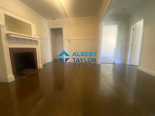 Building Photo - 458 Park Dr