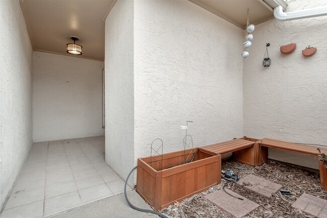 Building Photo - 13109 Burninglog Ln