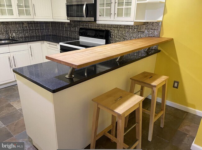 Foto del edificio - 2411 Forest Ln