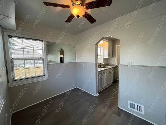 Foto del edificio - 14805 Russell Ave
