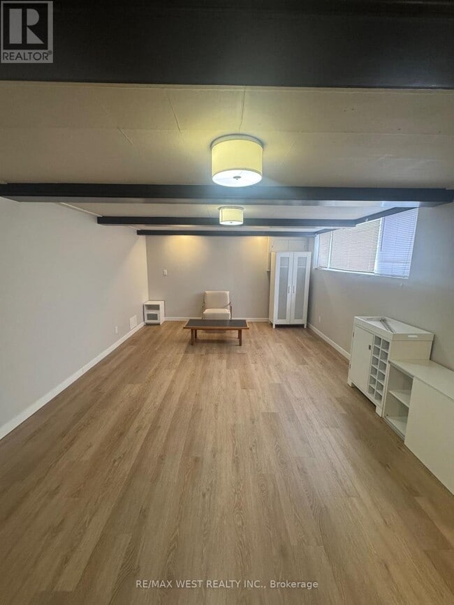 Photo du bâtiment - 35 Lilywood Rd