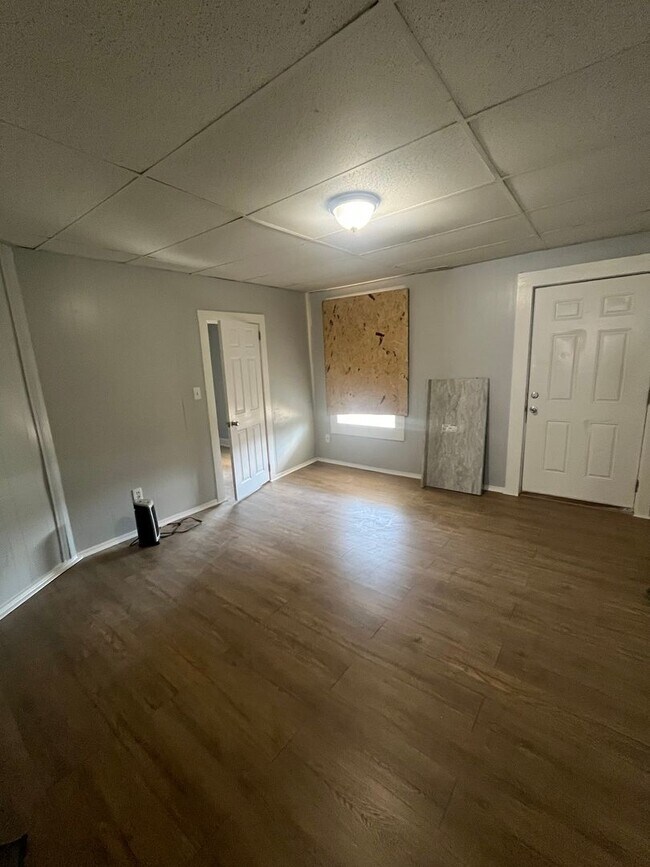 Building Photo - Newly renovated 2/1 in Portland!