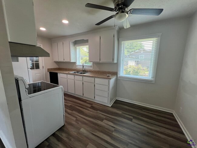 Building Photo - 110 Trinity Dr