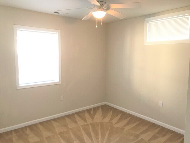 Building Photo - STAFFORD - 5 BEDROOM HOME -  MINUTES TO QU...