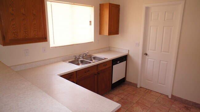 Foto del edificio - SINGLE STORY HOME WITH 2 BEDROOMS!