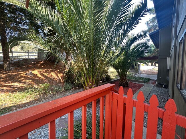 Building Photo - Beautiful Country Living Home off Larkin V...