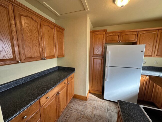 Building Photo - Village Park -3 Bed/ 2 Bath/ 2 Parking