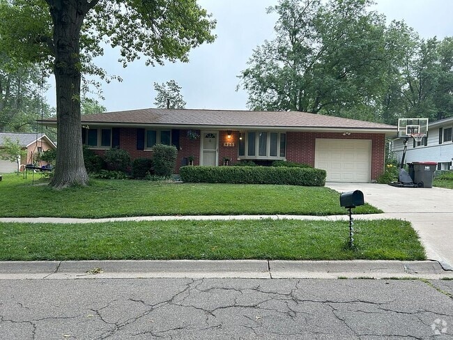 Building Photo - 920 Rosewood Dr