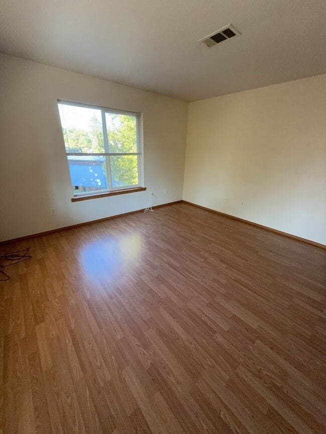 Building Photo - 2 Bed 1 Bath Upstairs Unit in Well-Maintained Complex