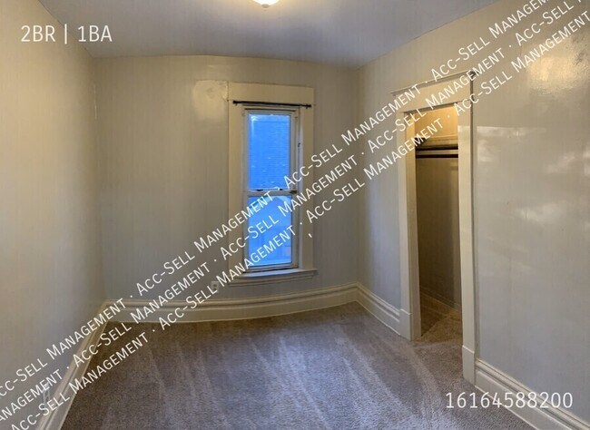 Building Photo - NW 2 Bedroom upstairs