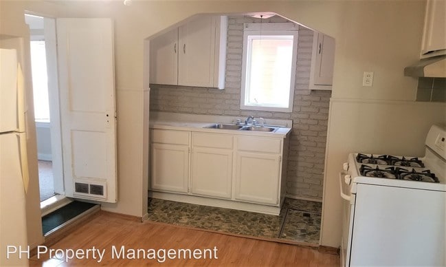 Building Photo - 2 br, 1 bath Apartment - 924 Denslow Street