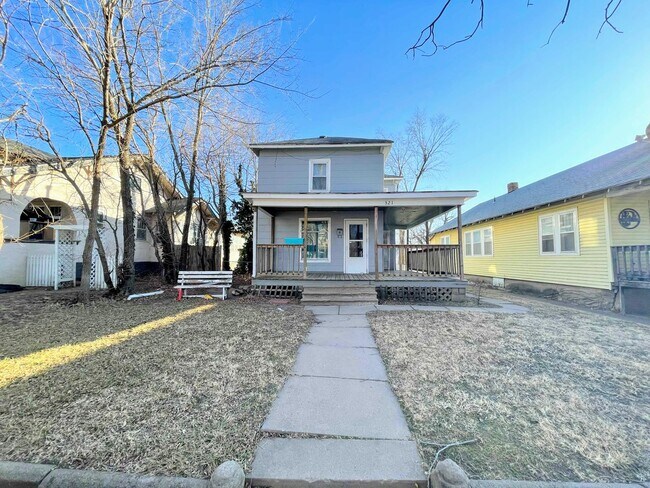 Building Photo - Two Story - 3 bed 2 bath home